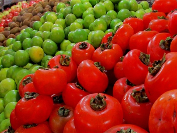 میوه درخت خرمالو خوشه ای گوجه ای